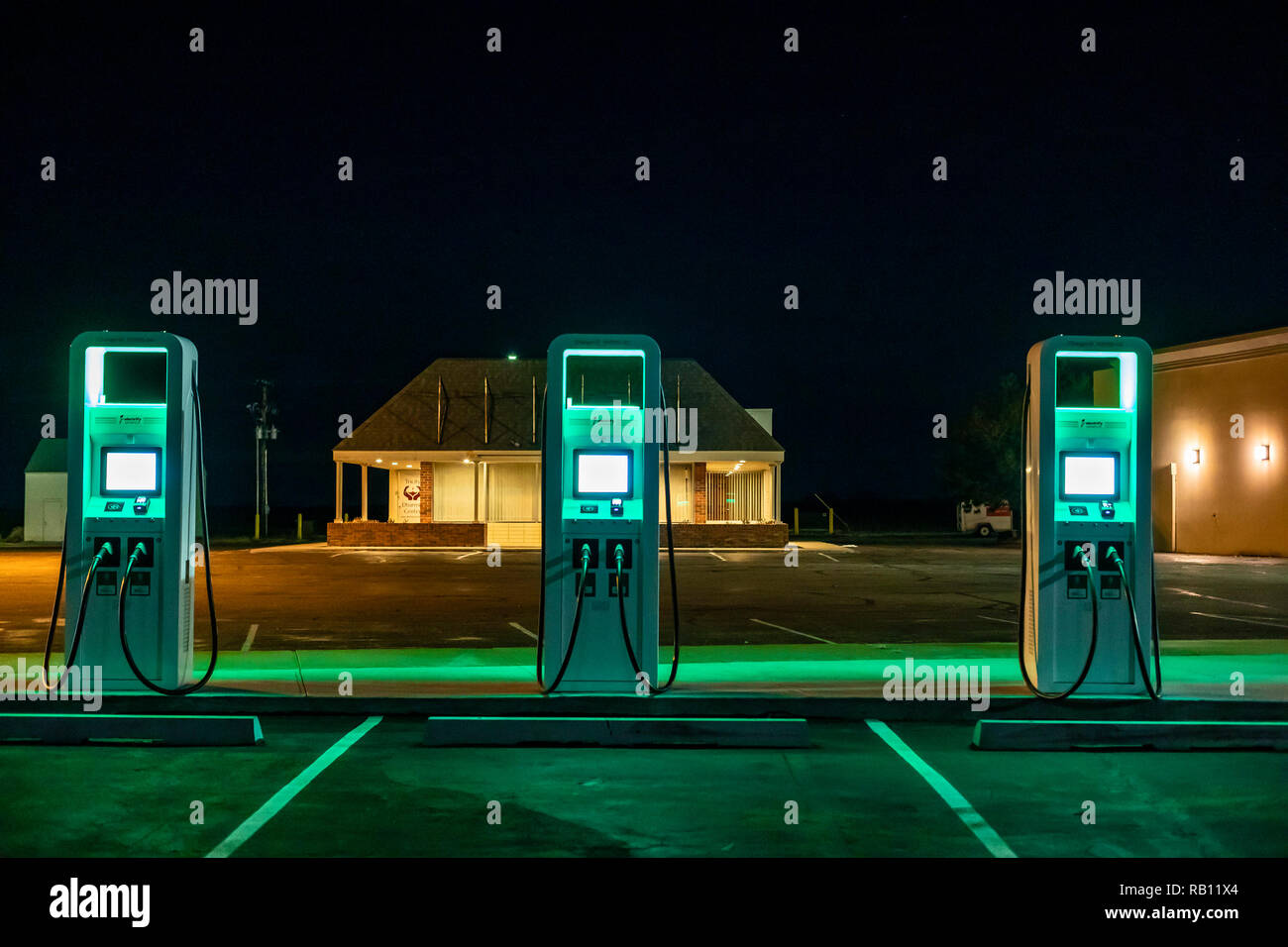 Grand Island, Nebraska - Un véhicule électrique de charge. Banque D'Images