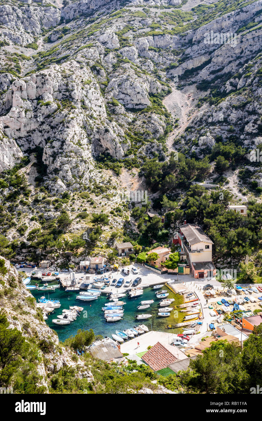 Vue sur le petit port de pêche dans la calanque de Morgiou sur la côte méditerranéenne près de Marseille dans le sud de la France sur une journée de printemps ensoleillée. Banque D'Images