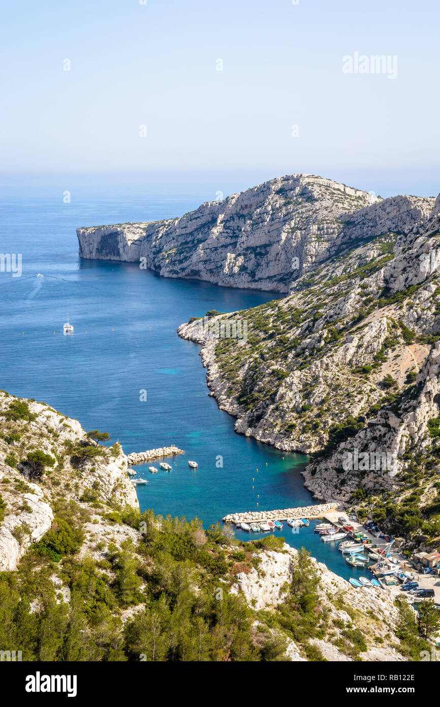 Vue sur la calanque de Morgiou sur la côte méditerranéenne près de Marseille dans le sud de la France avec son petit port sur un jour de printemps ensoleillé. Banque D'Images