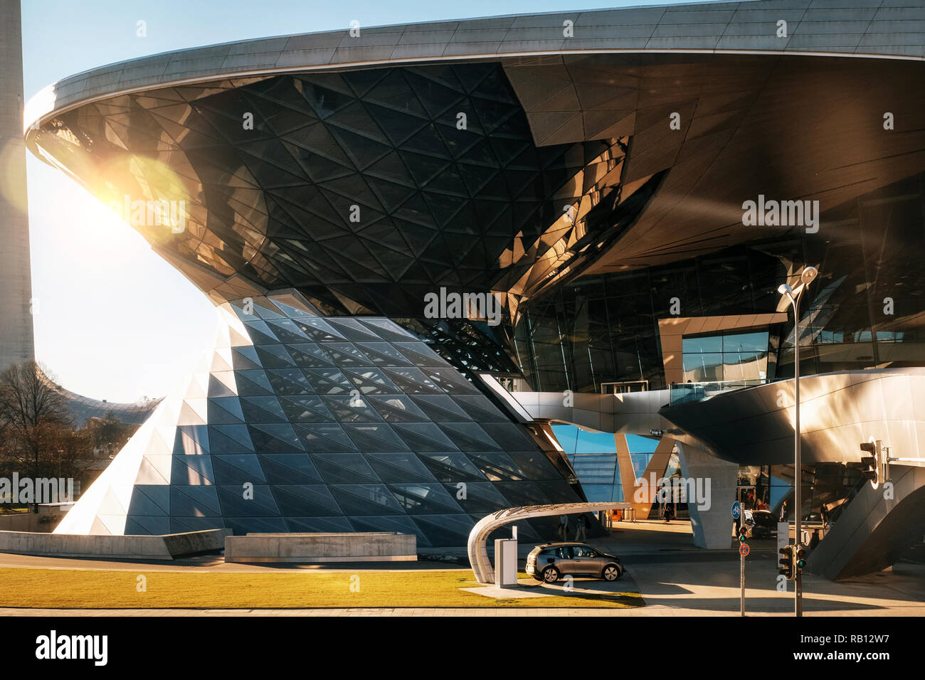Munich, Allemagne - le 7 décembre 2017 : BMW i3 voiture électrique à la station de recharge à BMW Welt World de BWM avec musée et exposition d'un des bâtiments Banque D'Images