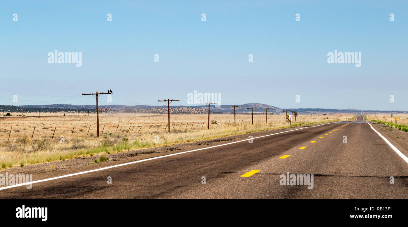 La route 66 entre Seligman et Kingman US 66 a été créée le 11 novembre 1926, avec la signalisation routière érigé l'année suivante. Il est devenu un symbole de l'es Banque D'Images