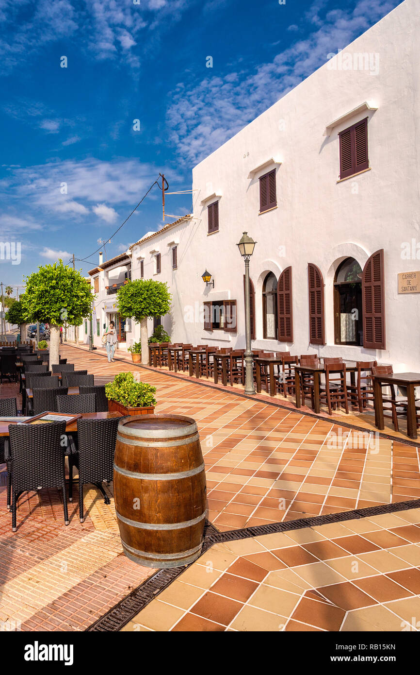 Rue de Marche avec des restaurants dans le centre de Cala D'Or, Mallorca, Espagne. Banque D'Images