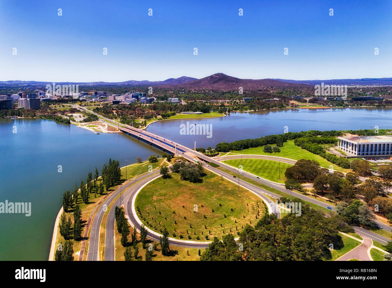 Commonwealth Avenue et pont sur le lac Burley Griffin à Canberra entre city CBD et du gouvernement fédéral avec triangle capital hill stre local Banque D'Images