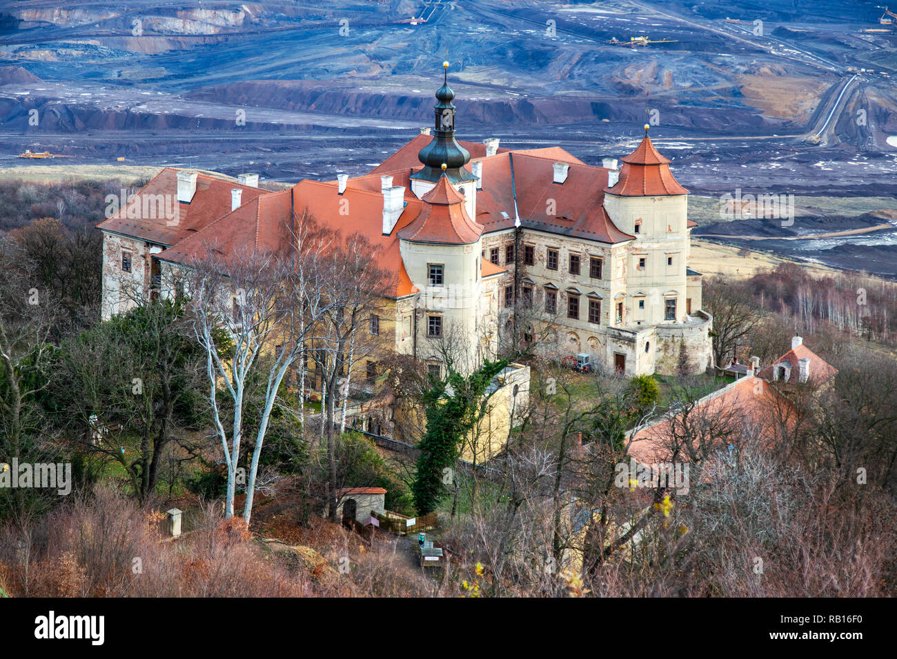 Zámek Jezeří, Důl Československé.armády 30, Severní Čechy, Česká republika / château de Jezeri, CSA pit, le nord de la Bohême, République Tchèque Banque D'Images