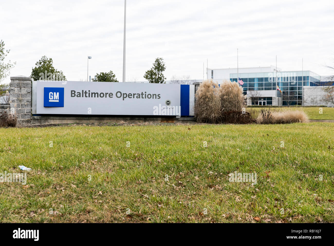 Un logo affiche à l'extérieur de la General Motors (GM) Baltimore White Marsh en usine des opérations, Maryland, le 23 décembre 2018. Banque D'Images