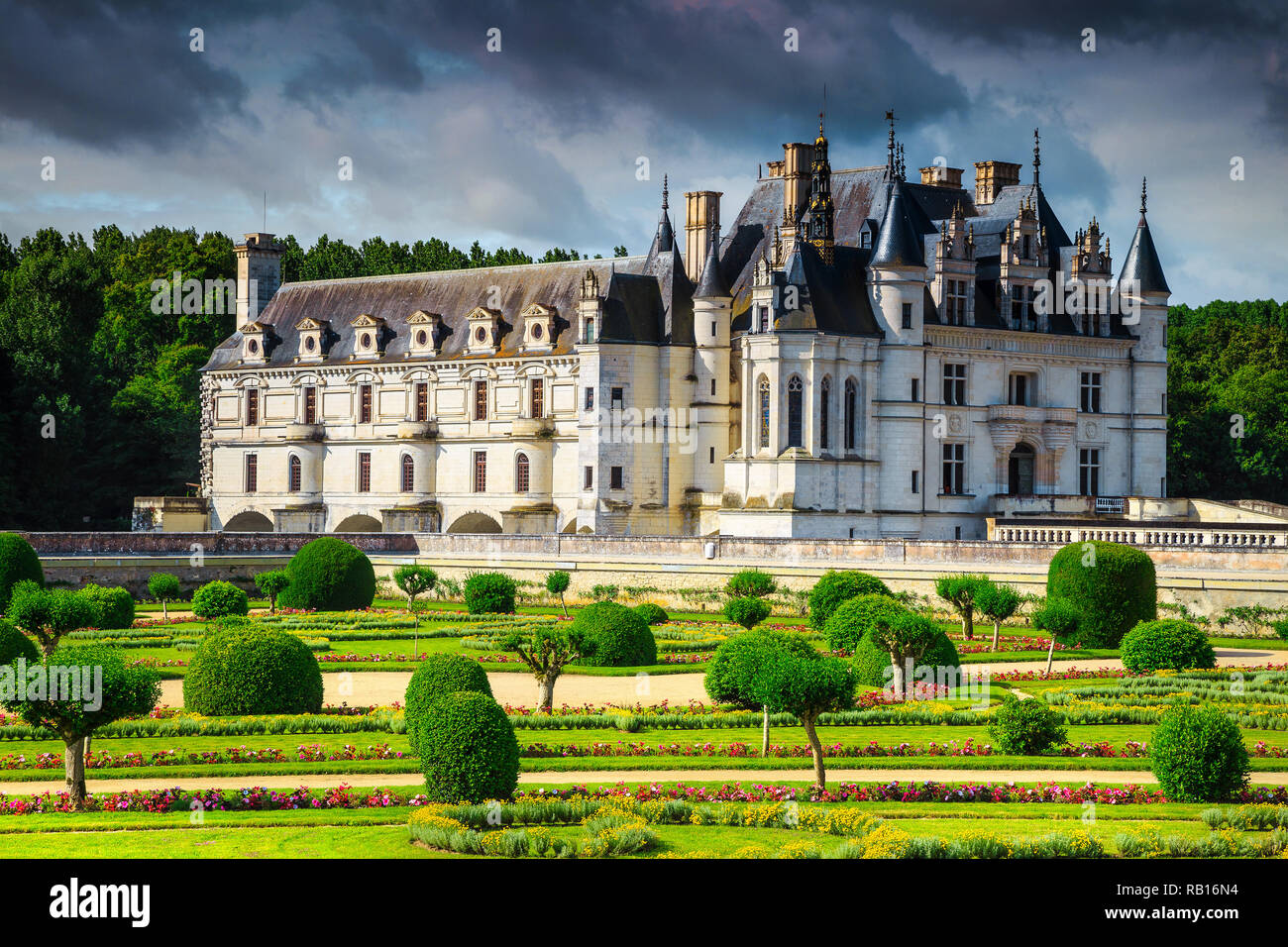 Célèbre jardin d'ornement du château de Chenonceau avec des fleurs colorées dans la vallée de la Loire, France, Europe Banque D'Images