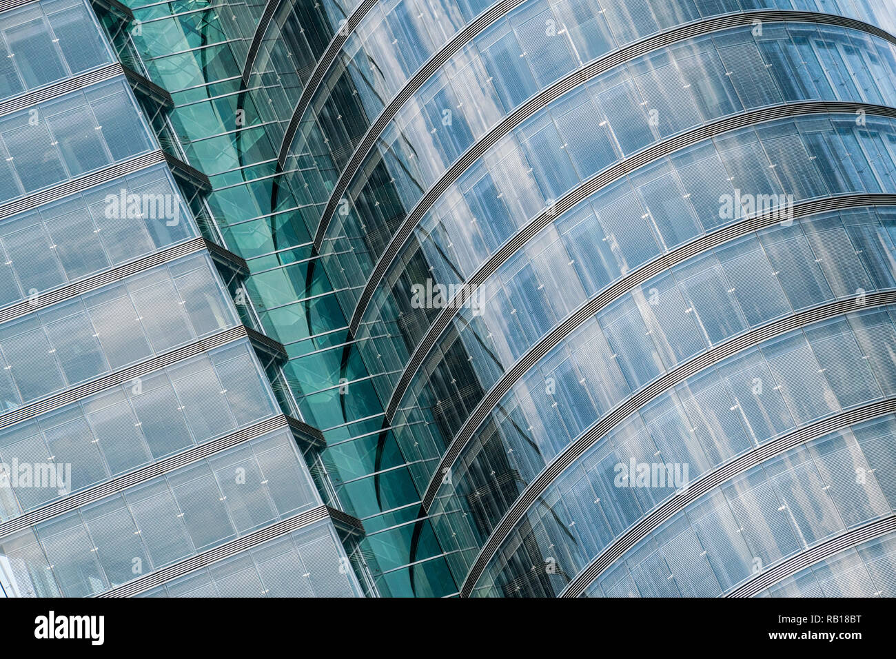 Partie d'un immeuble avec façade en verre vert bleu Banque D'Images