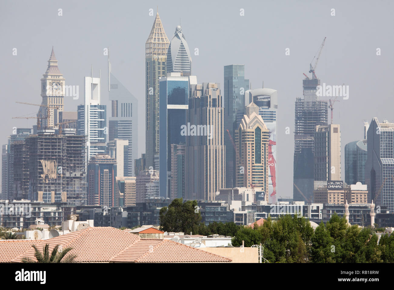 Dubai Downtown soir timelapse avec Burj Khalifa et autres tours paniramic vue du sommet à Dubaï, Émirats arabes unis. Les ombres se déplace très fas Banque D'Images