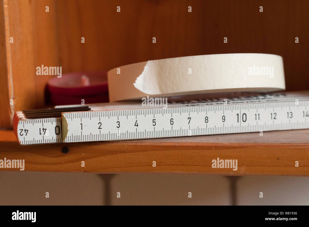 Ruban de papier blanc et du multimètre sur les étagères. Close up Outils pour le bâtiment Banque D'Images