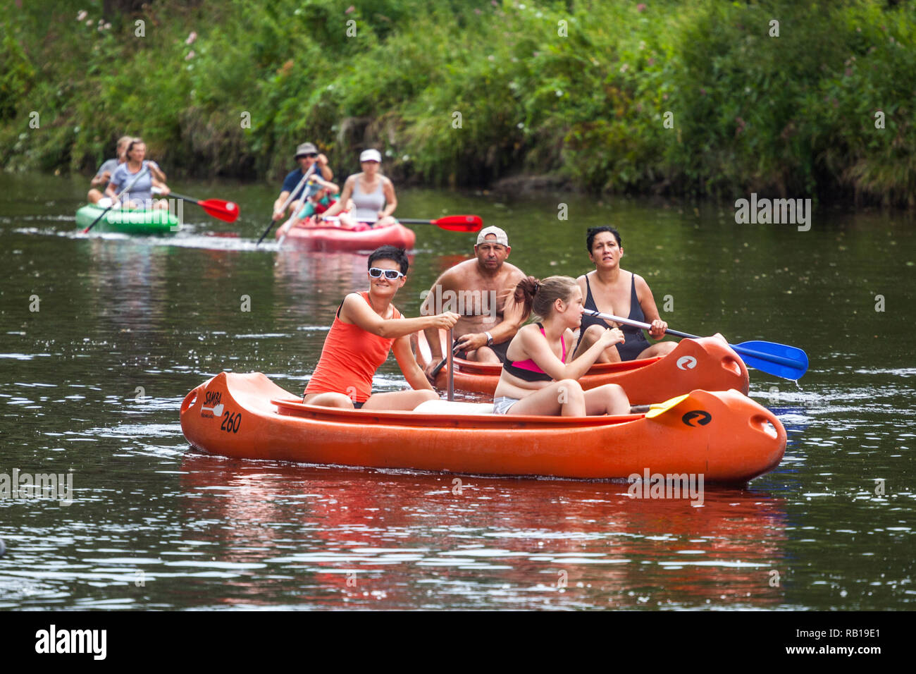 Les personnes actives, de la rivière en canoë sur la rivière d'aventure estivale, République Tchèque Banque D'Images