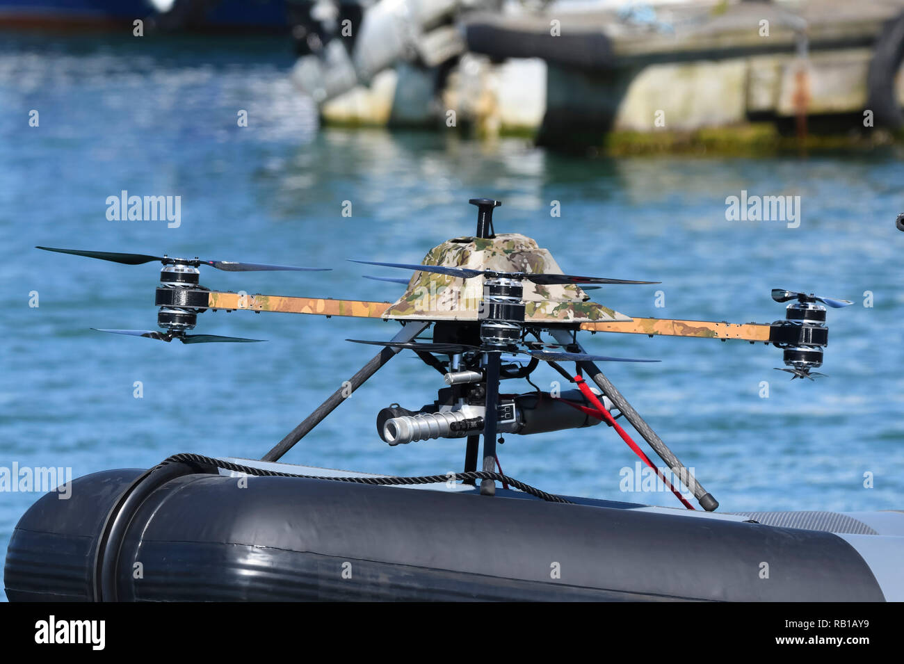 Bateau militaire équipé d'un drone de combat militaire en phase de test sur une rivière au Royaume-Uni. Le bateau a été conçu par l'anneau de l'anneau Powercraft Mike. Banque D'Images