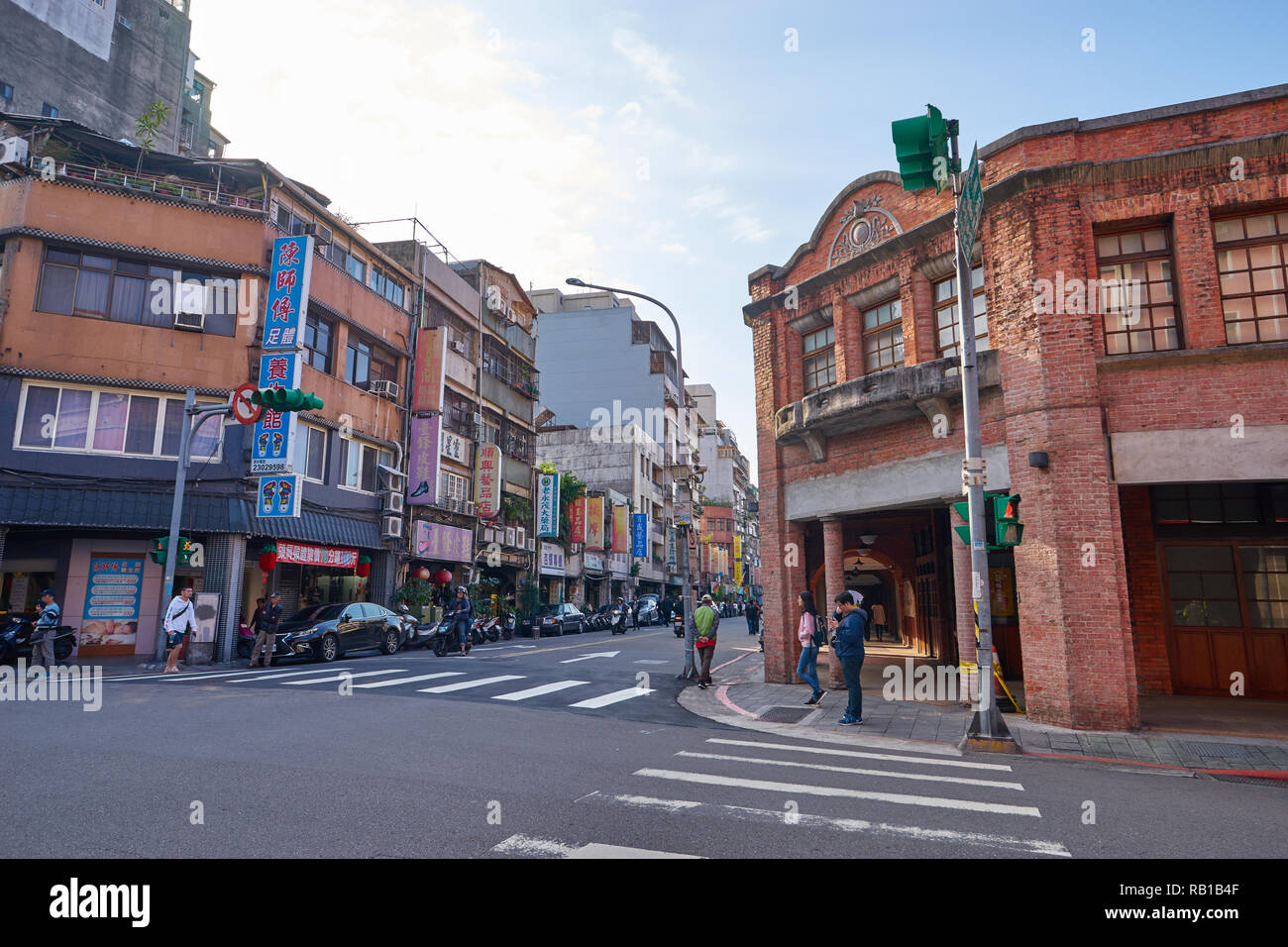 Taipei, Taiwan - le 29 novembre 2018 : les gens et la circulation autour de Chengdu Road en face de Red House Theater à Wanhua District, Taipei, Taiwan. Banque D'Images