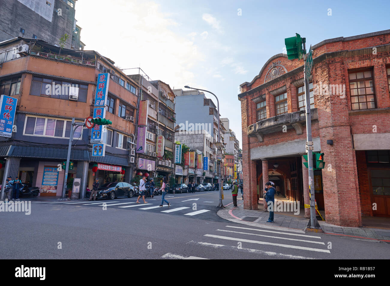 Taipei, Taiwan - le 29 novembre 2018 : les gens et la circulation autour de Chengdu Road en face de Red House Theater à Wanhua District, Taipei, Taiwan. Banque D'Images