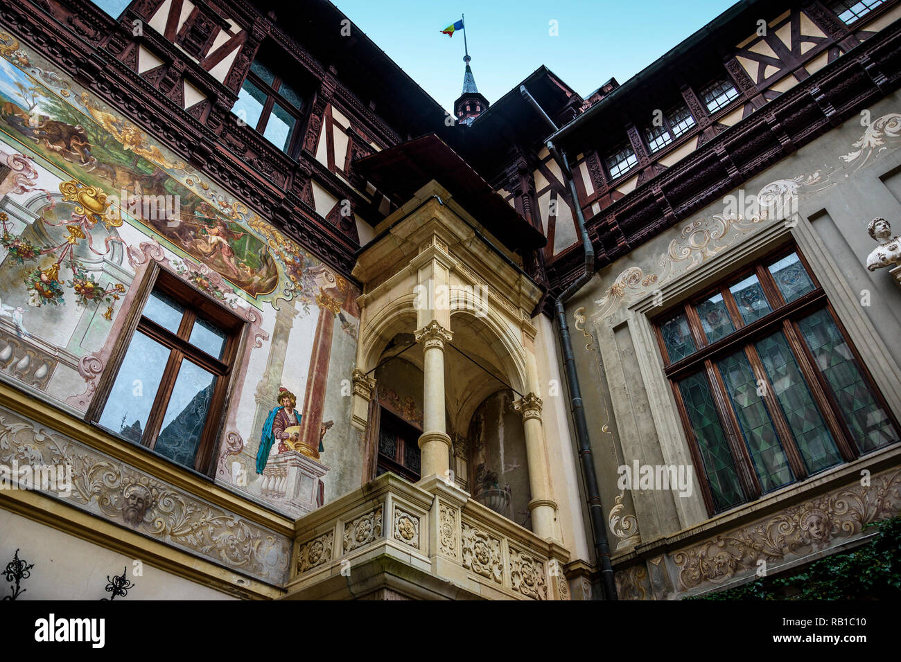 Cour du château de Peles, situé dans les Carpates, Sinaia, Roumanie. De belles peintures sur les murs, avec des fresques et vitraux Banque D'Images