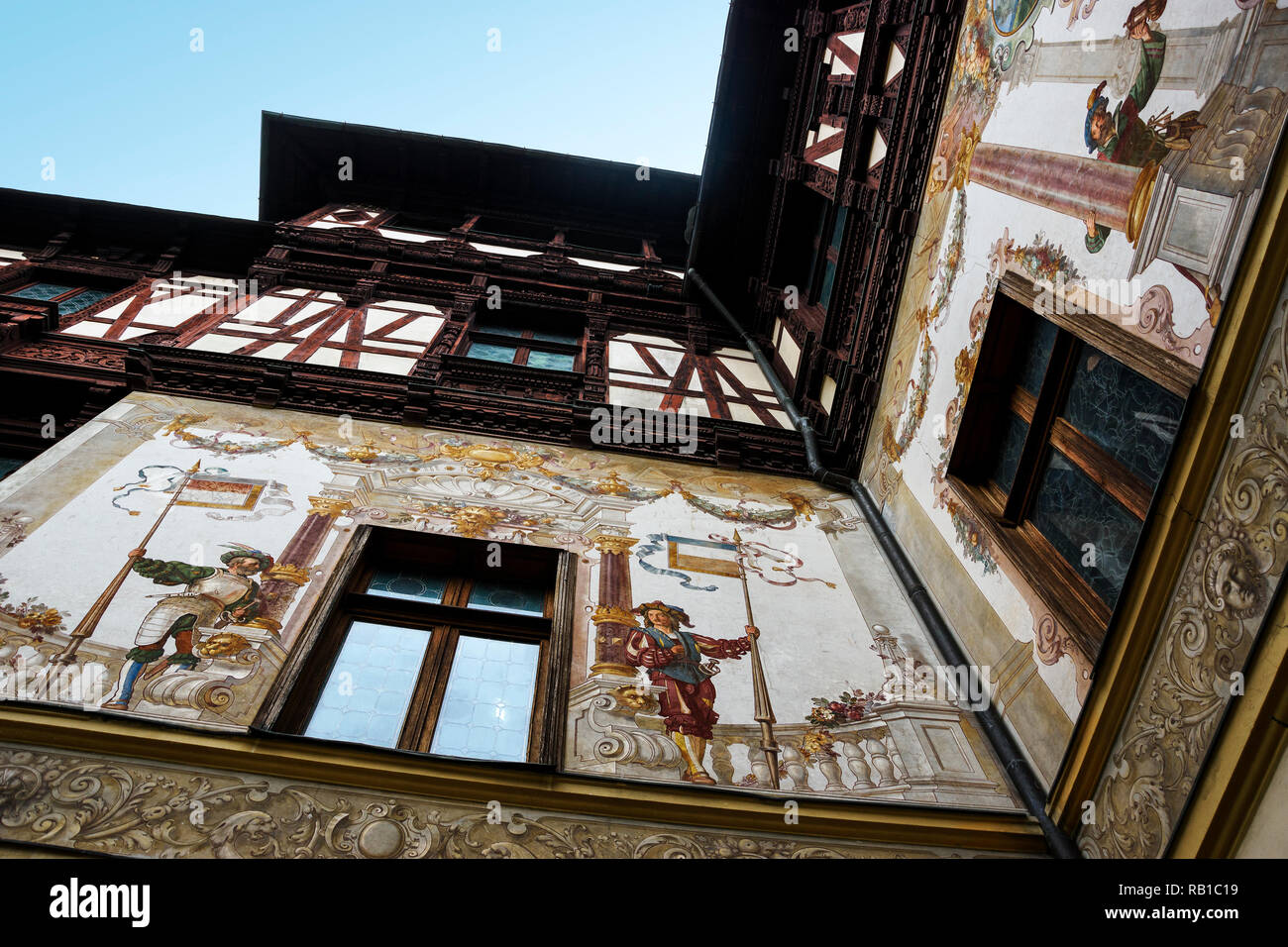 Cour du château de Peles, situé dans les Carpates, Sinaia, Roumanie. De belles peintures sur les murs, avec des fresques et vitraux Banque D'Images