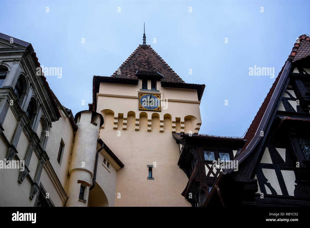 SINAIA, Roumanie - le 6 novembre 2018. Tour de l'horloge de la Tunuri Économat , Château de Peles, Villa Park, hôtel-restaurant Cafe. Banque D'Images