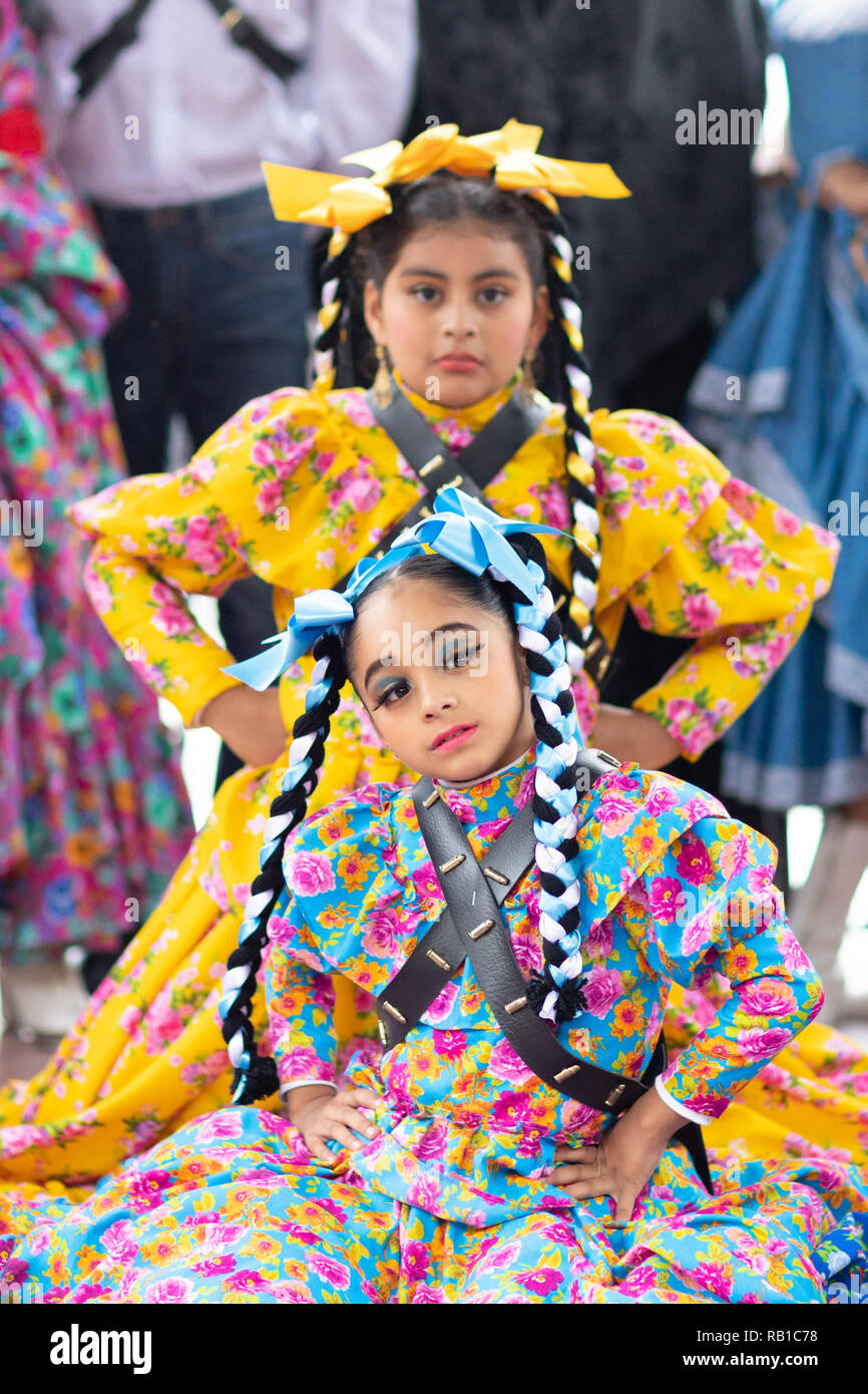 Matamoros, Tamaulipas, Mexique - 20 novembre 2018 : le 20 novembre Festival, les jeunes hommes et femmes portant des vêtements traditionnels mexicains, poser pour le ca Banque D'Images