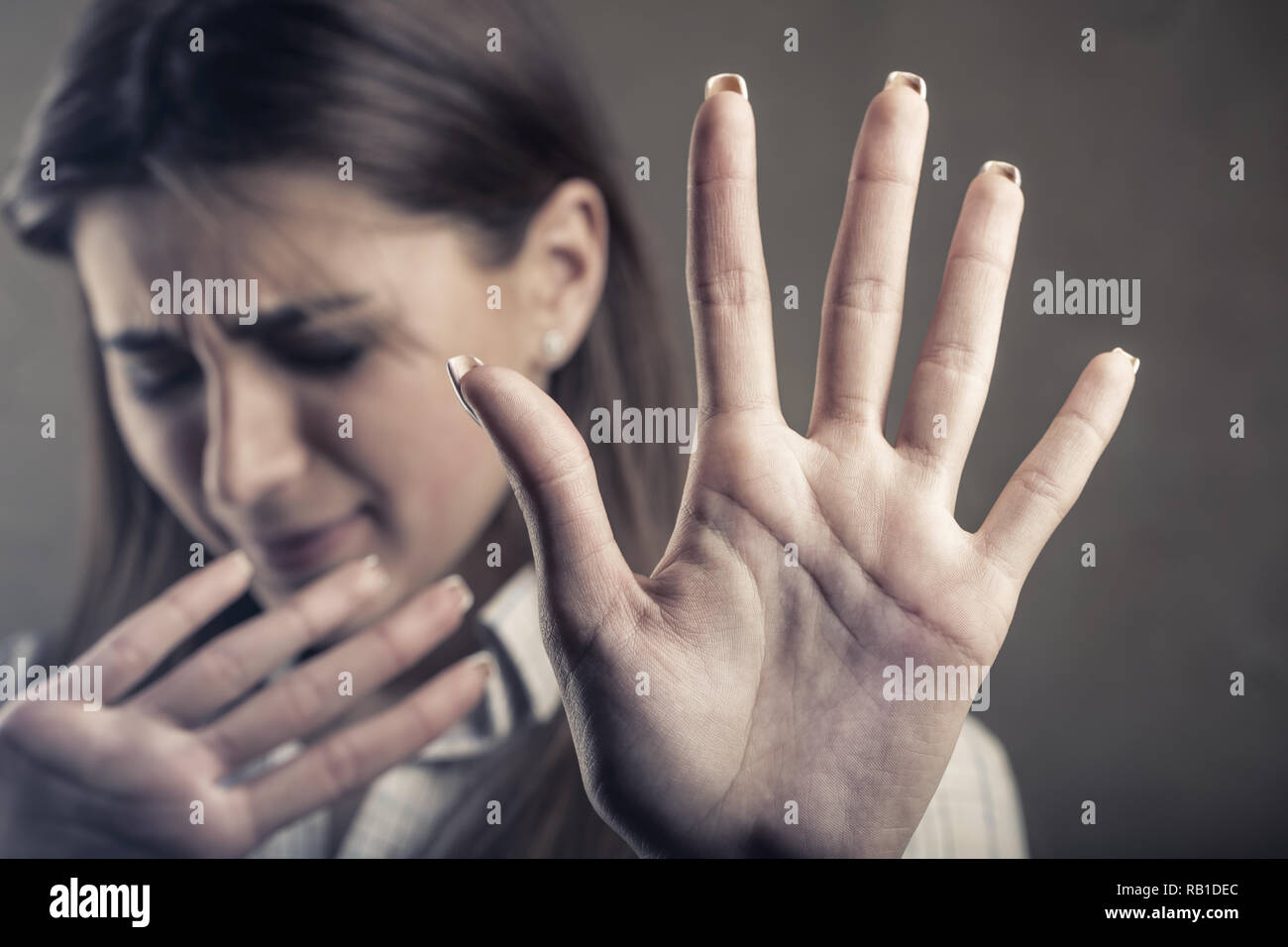 Close up of young woman making arrêter geste avec sa main. Se concentrer sur la main Banque D'Images