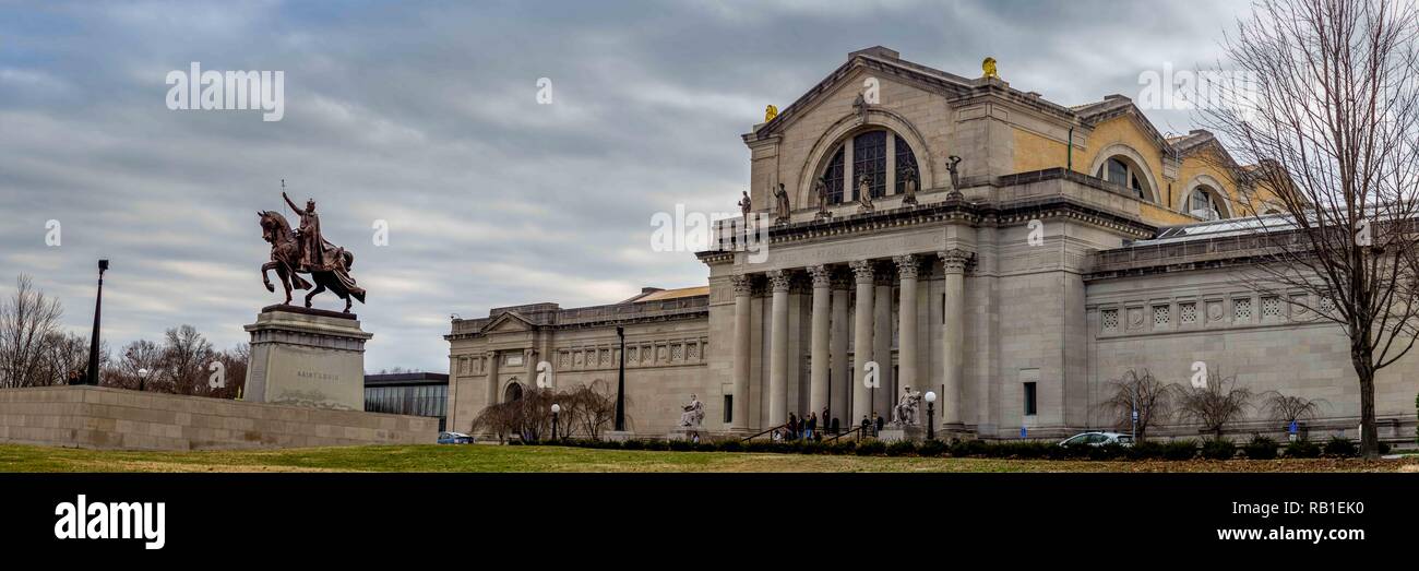 Saint Louis, MO--Dec 26, 2018 ; statue du roi Louis se trouve en face de la St Louis Art Museum à Forest Park avec plus de cast ciel d'hiver. Banque D'Images Saint Louis, MO--Dec 26, 2018 ; statue du roi Louis se trouve en face de la St Louis Art Museum à Forest Park avec plus de cast ciel d'hiver. Banque D'Images