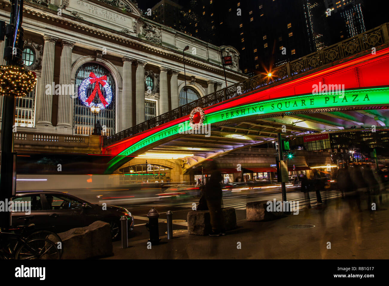 NEW YORK, NY, USA - 27 décembre 2018 : de belles soirées avec des lumières de rue près de Grand Central Terminal avec Chrysler building à l'arrière. Banque D'Images