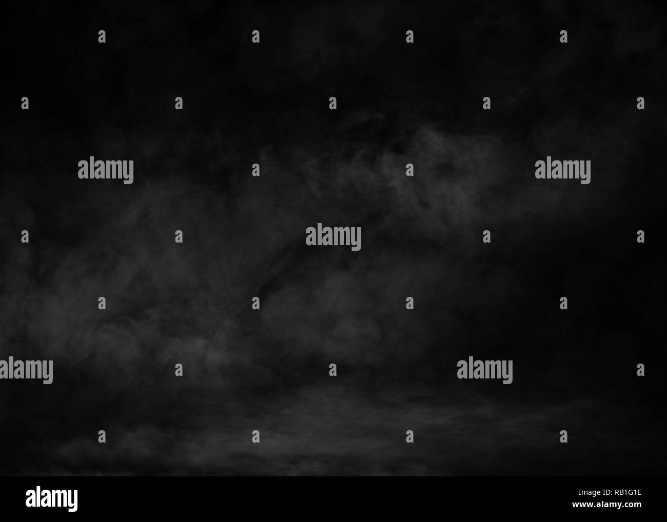 Le brouillard et la brume effet sur fond noir. Banque D'Images