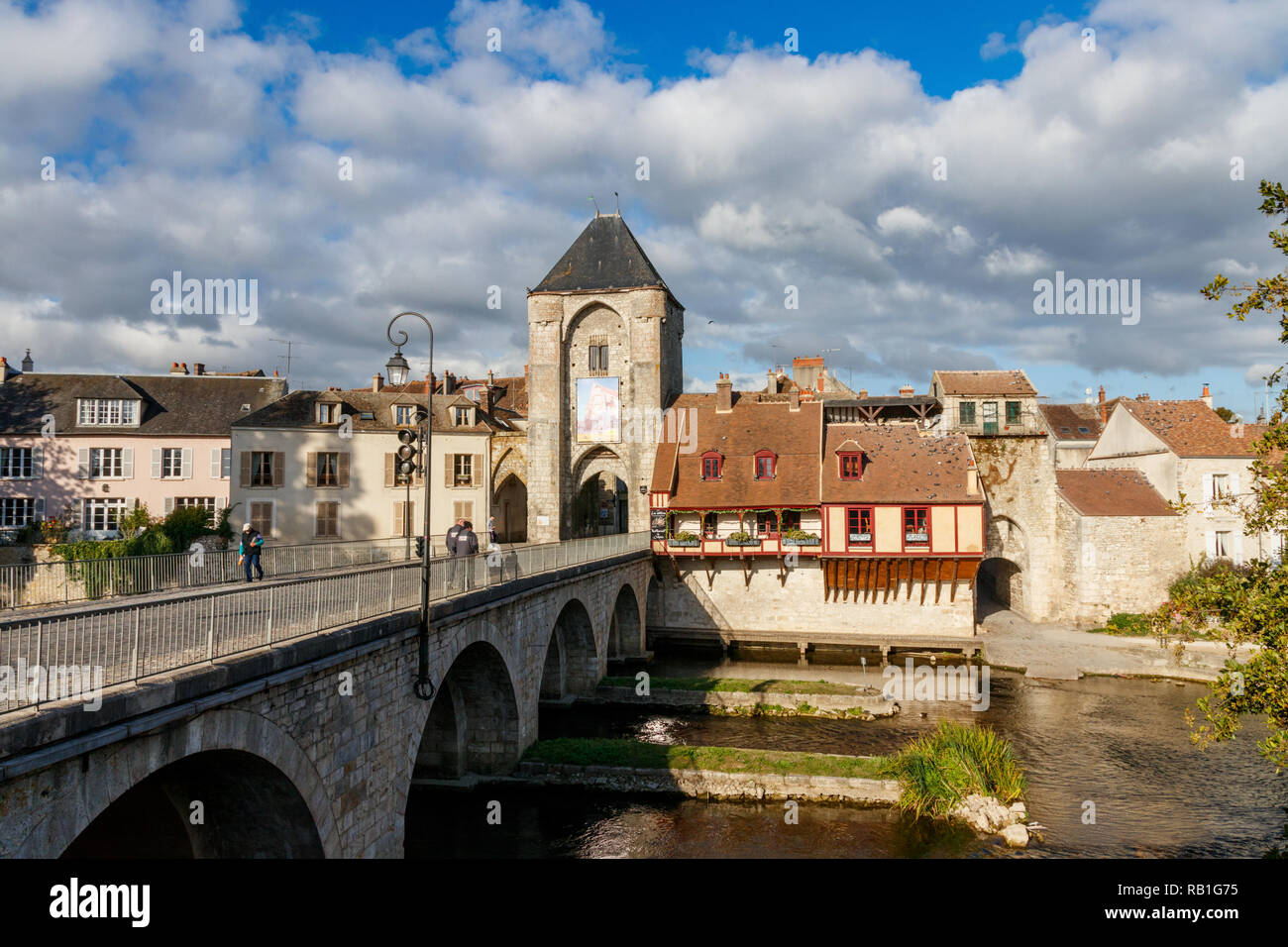 Vue de Moret-sur-Loing avec le pont sur la rivière Loing et la porte de  Bourgogne sur une journée ensoleillée. Ile de France, France Photo Stock -  Alamy