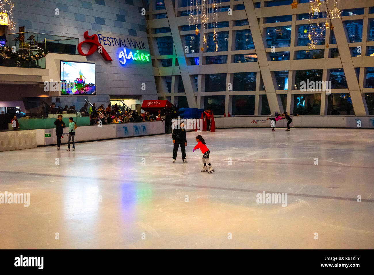 Patinoire de glace de glacier au Festival à pied avec nom et logo en arrière-plan à Hong Kong, Chine Banque D'Images