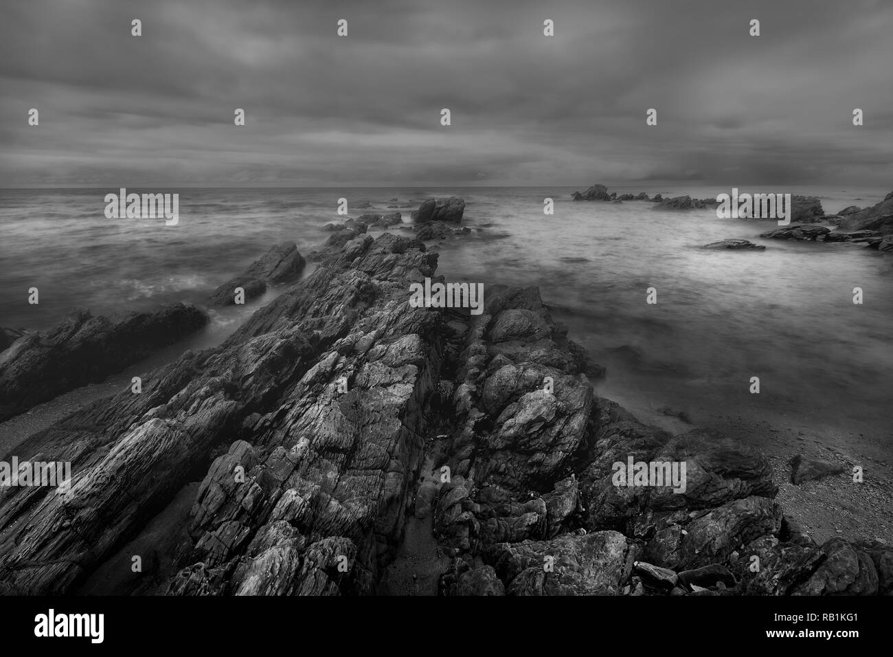 Une longue exposition rocky seascape Banque D'Images