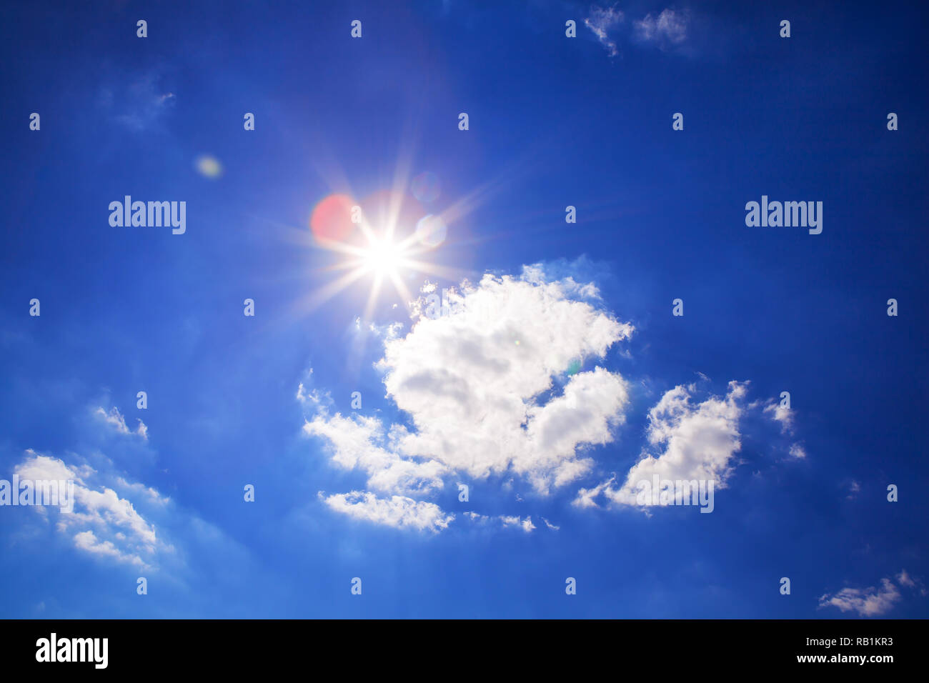 Grand soleil et nuages sur ciel bleu Banque D'Images