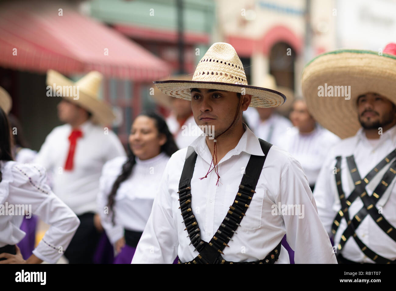 Matamoros, Tamaulipas, Mexique - 20 novembre 2018 : le défilé du 20 novembre, les jeunes hommes portant des vêtements avec des sombreros mexicains traditionnels à la parade Banque D'Images