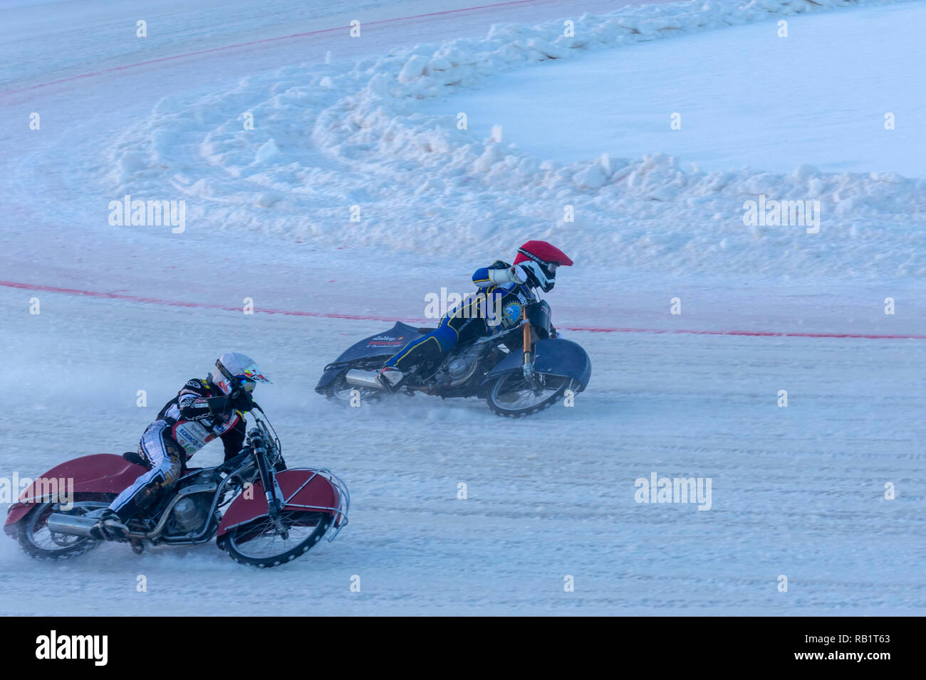 Oernskoldsvik, Suède - Janvier 05,2019 : Deux pilotes de course sur glace dans une courbe dans un club de course de la concurrence. Banque D'Images