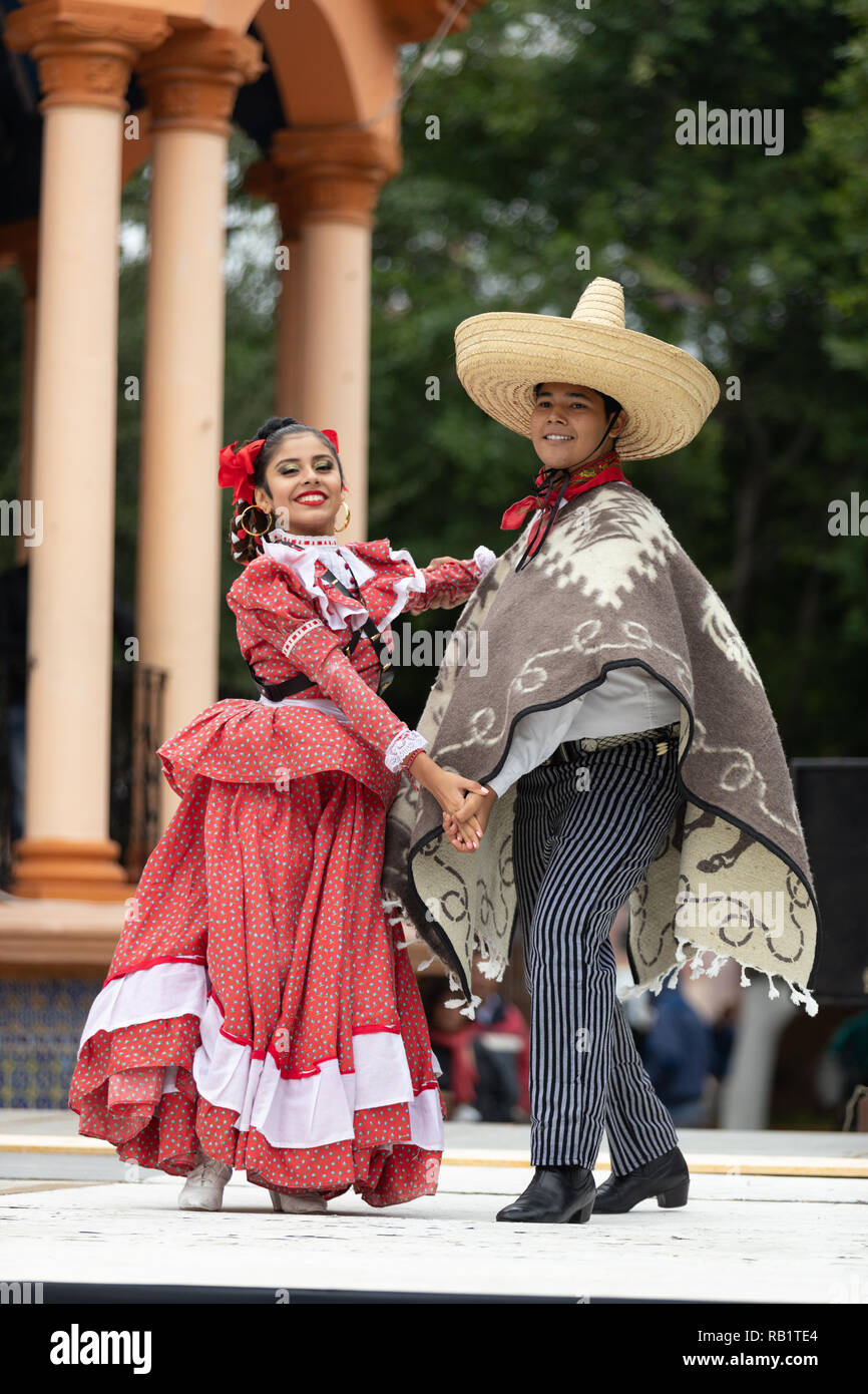 Matamoros, Tamaulipas, Mexique - 20 novembre 2018 : le 20 novembre Festival, les jeunes hommes et femmes portant des vêtements traditionnels mexicains, effectuer traditi Banque D'Images
