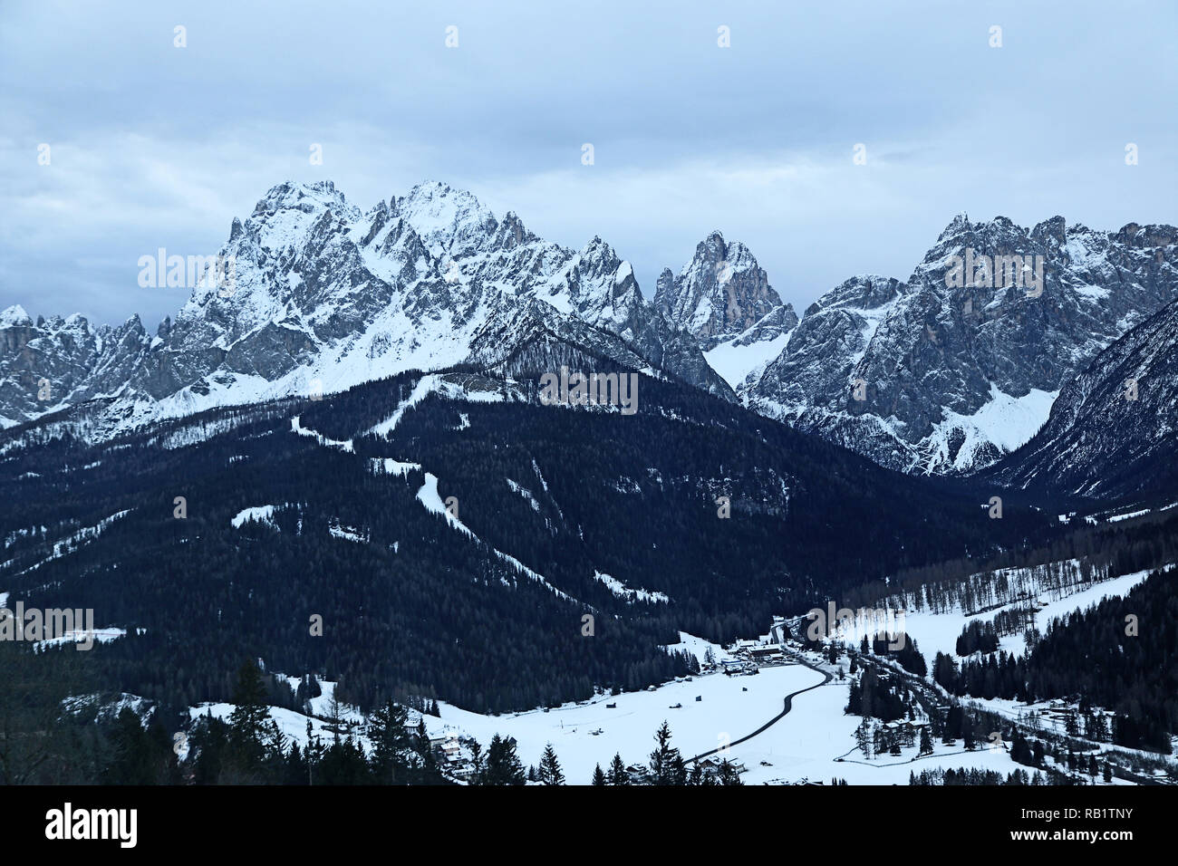 Dolomiti di Sesto, Italie (Dolomites de Sesto), vue aérienne de la vallée Puster, Sesto, le Croda Croda Rossa, le dei Tre Scarperi Toni et la mo Banque D'Images