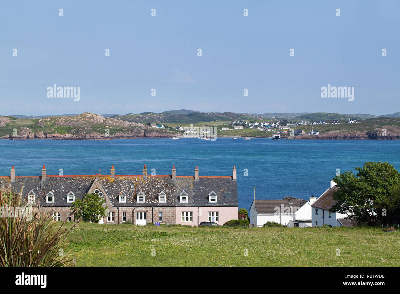 Donnant sur Bishop's House, l'île d'Iona, Iona et son Fionnphort avec le terminal des ferries, sur Mull en arrière-plan. Les Hébrides intérieures, Argyll et Bute, côte ouest de l'Écosse.​ Banque D'Images