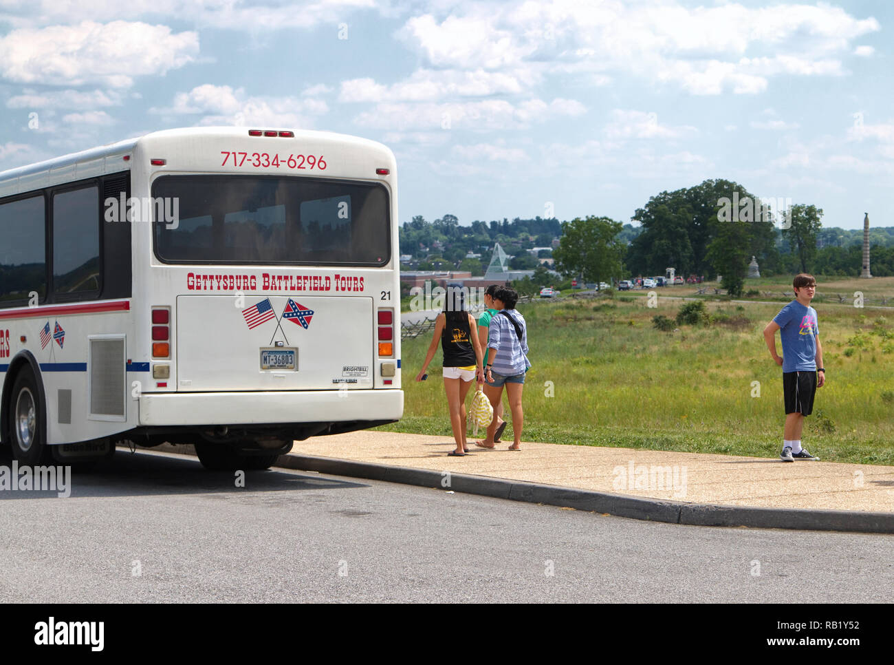 Gettysburg, PA, USA. Jul 2015. Les jeunes femmes américaines d'origine asiatique de monter à bord d'un autobus de tournée au Gettysburg National Military Park. Banque D'Images