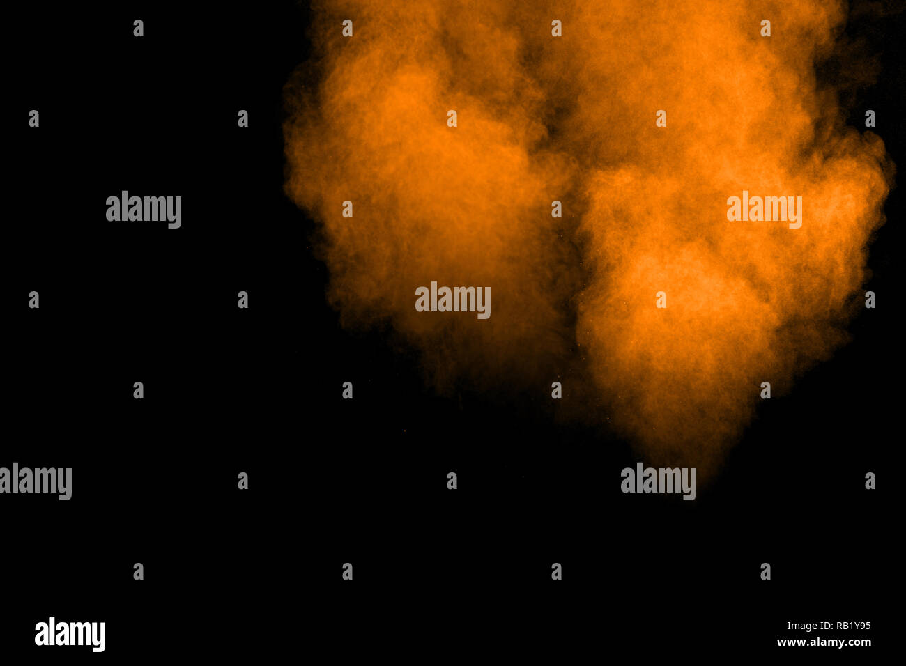Abstract explosion de poussière orange sur fond noir. Motion de gel poudre orange aux éclaboussures. Banque D'Images