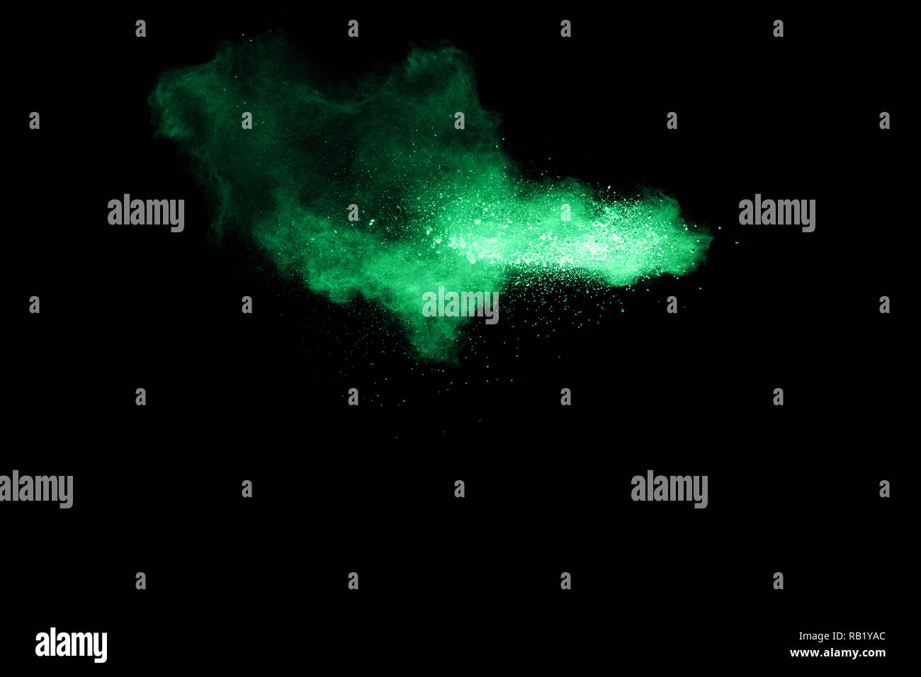 Poudre de couleur verte sur fond noir nuage explosion.Green dust splash sur arrière-plan. Banque D'Images