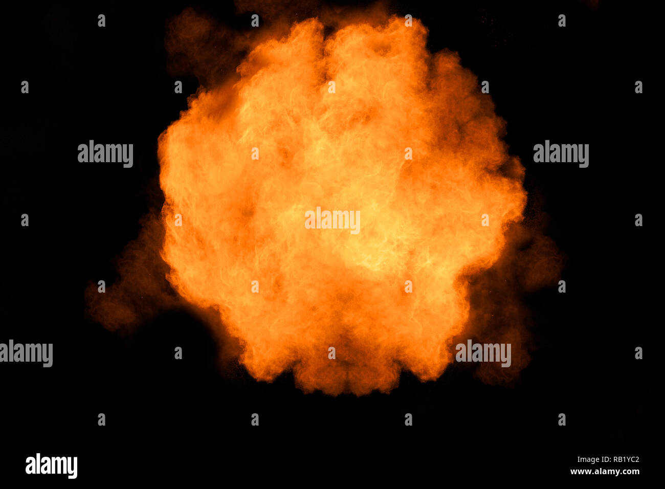 Abstract explosion de poussière orange sur fond noir. Motion de gel poudre orange aux éclaboussures. Banque D'Images