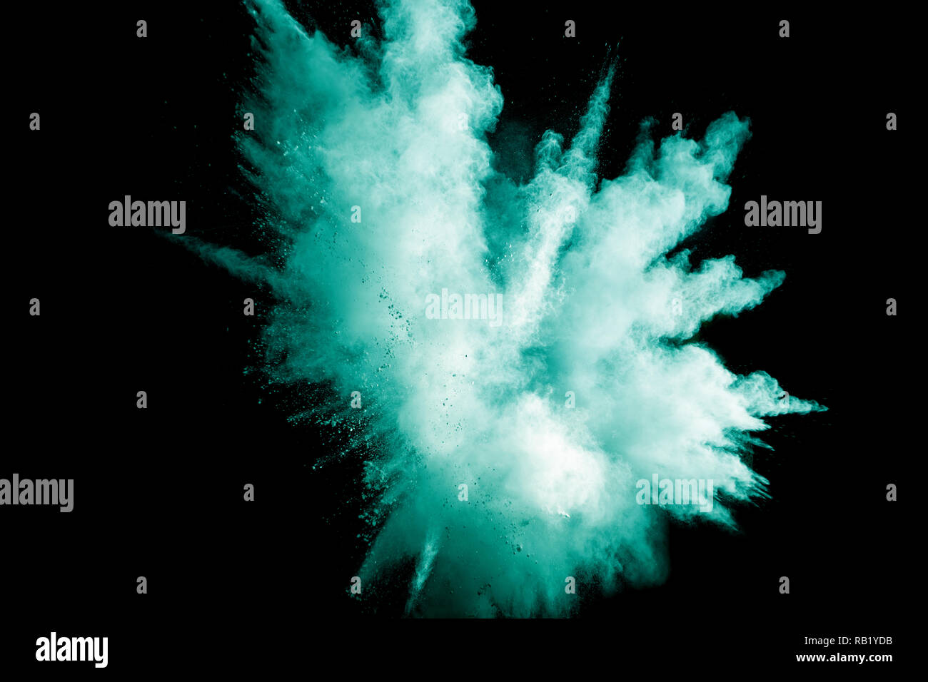 Poudre de couleur verte sur fond noir nuage explosion.Green dust splash sur arrière-plan. Banque D'Images