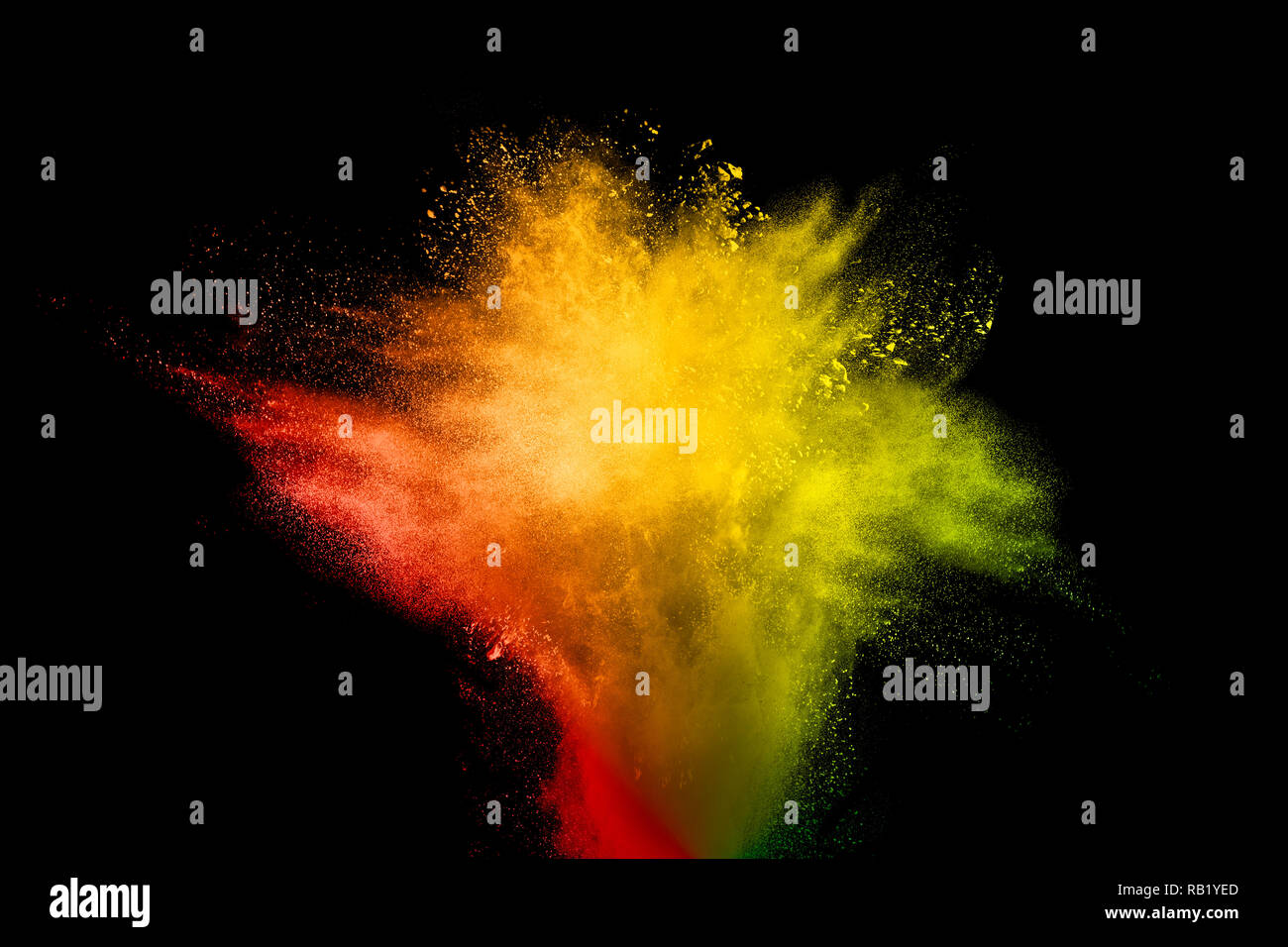 Abstract explosion de poussière orange sur fond noir. Motion de gel poudre orange aux éclaboussures. Banque D'Images