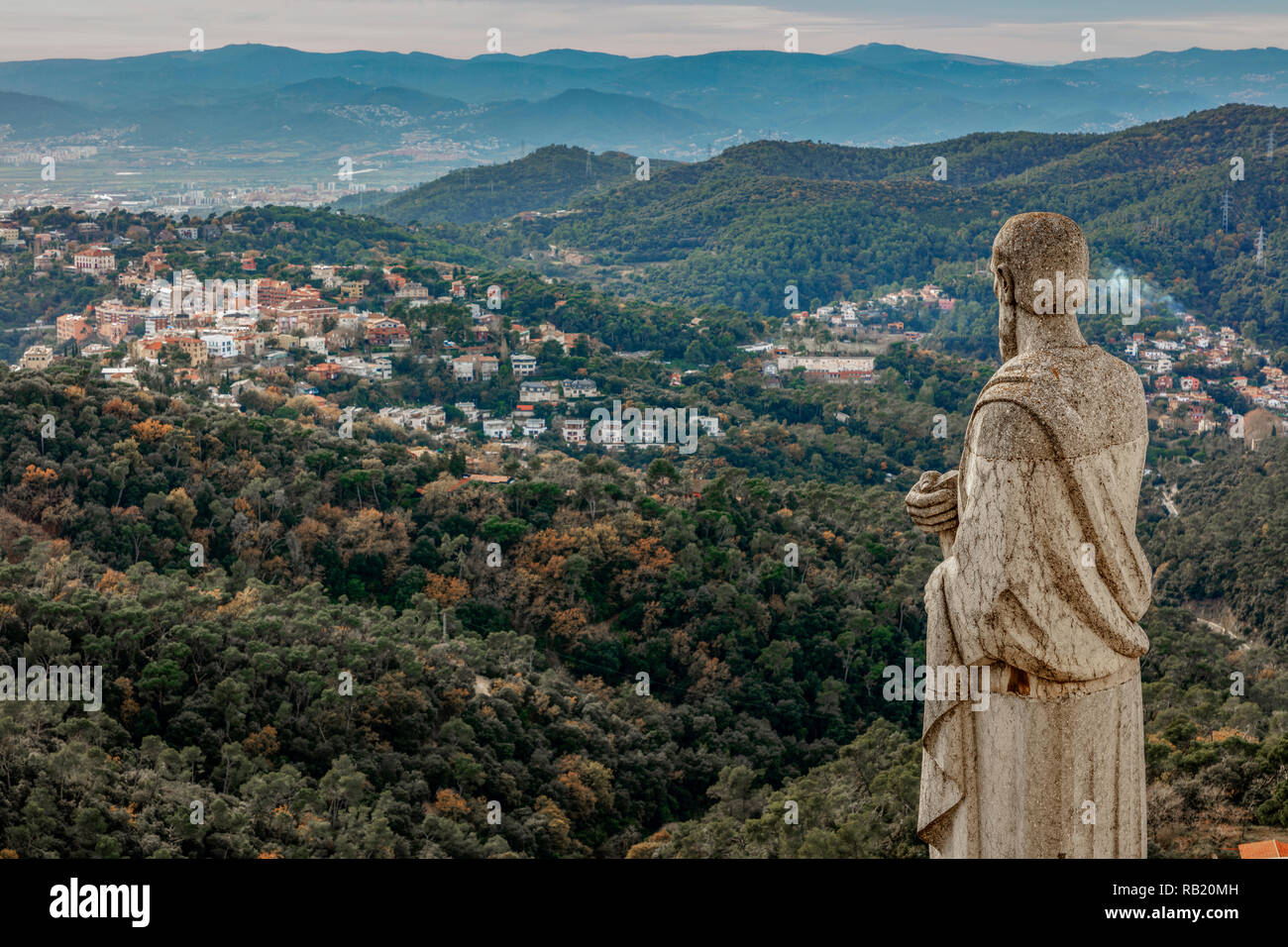 Blick über die Statuen Sagrat Cor der Kirche, Tibidabo, Barcelona, Katalonien, Spanien Banque D'Images