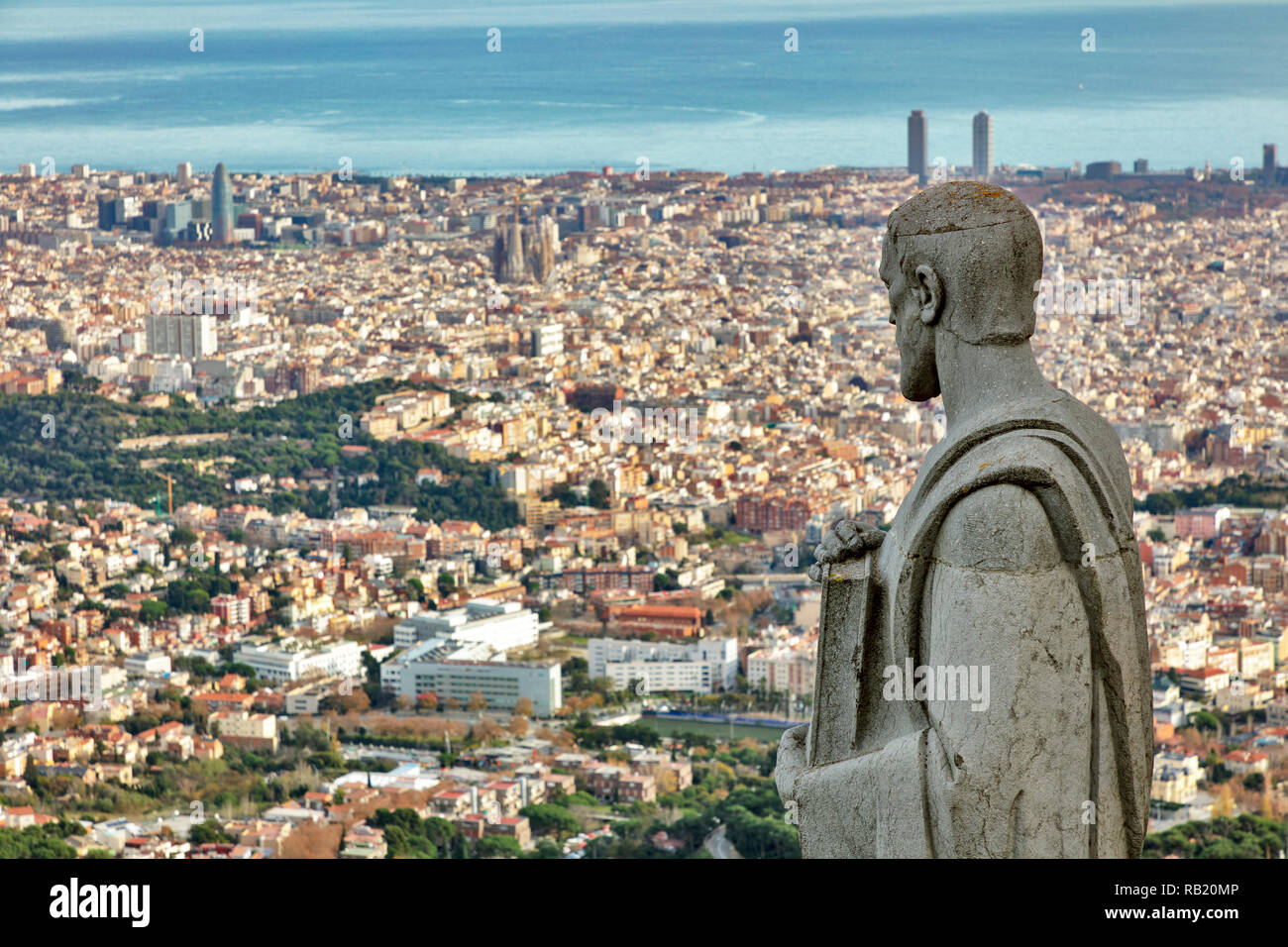 Blick über die Statuen Sagrat Cor der Kirche, Tibidabo, Barcelona, Katalonien, Spanien Banque D'Images