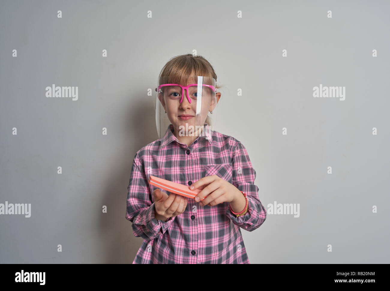 Fille avec accessoires manucure sur fond blanc Banque D'Images