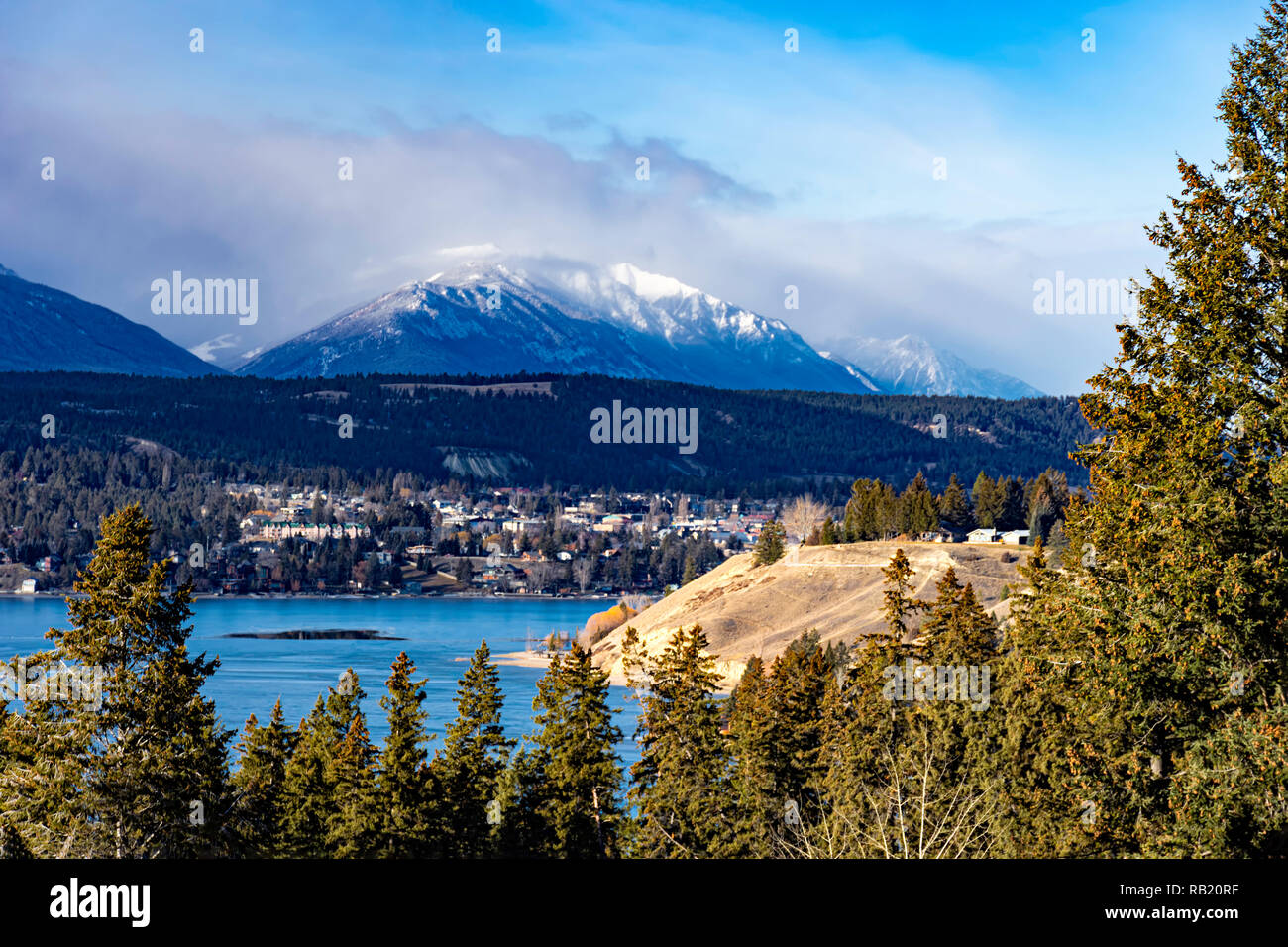 Le Lac Windermere et Invermere dans la région de Kootenay Est près de Radium Hot Springs British Columbia Canada au début de l'hiver avec les montagnes Purcell dans Banque D'Images