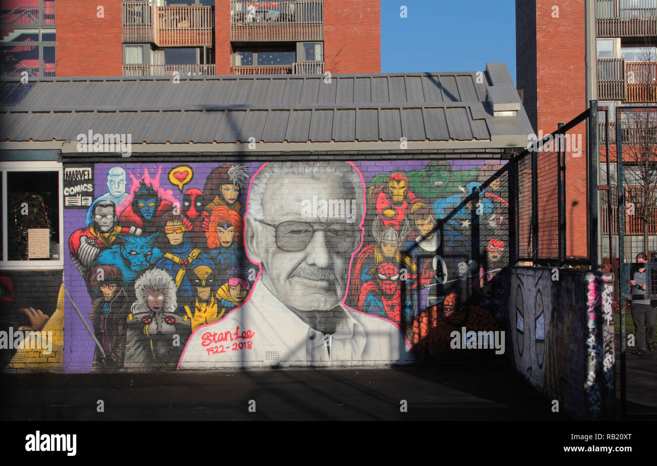 Cette magnifique image a apparu sur un mur qui fait partie d'un centre communautaire à Glasgow. C'est l'artiste, l'EJEK hommage au grand livre de bandes dessinées, et créateur de super-héros, Stan Lee, qui est mort en 2018. Ici, il est entouré par un grand nombre de super-héros qu'il a créé. L'image est à la Grange centre communautaire de la région de Gorbals à Glasgow. Alan Wylie/Alamy © Banque D'Images