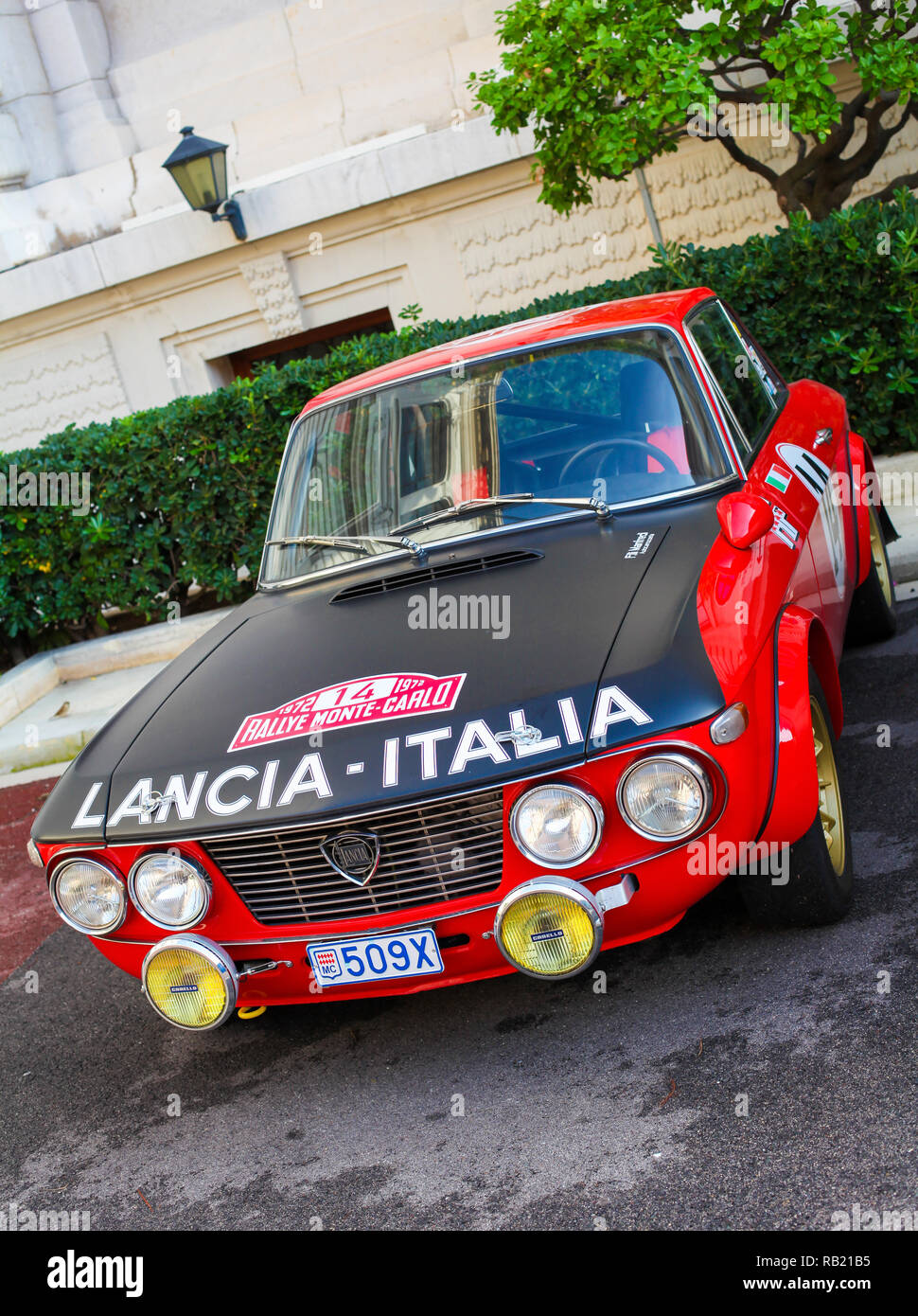 Lancia automobile dans le centre de Monaco-Ville à Monaco Banque D'Images