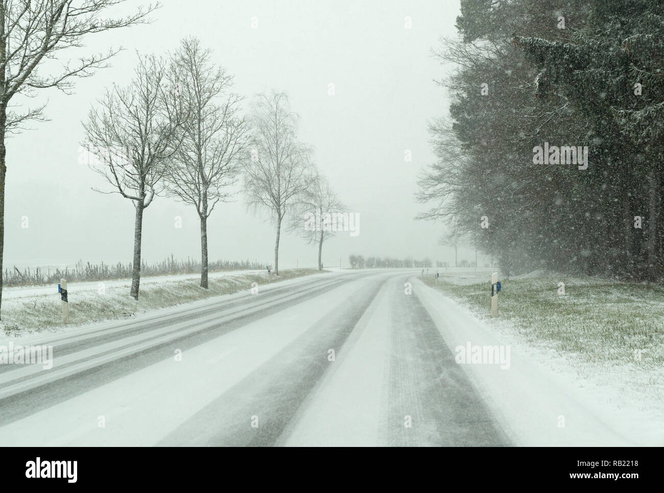 Tempête de neige sur une route de campagne et dangereux des routes en hiver en Suisse Banque D'Images