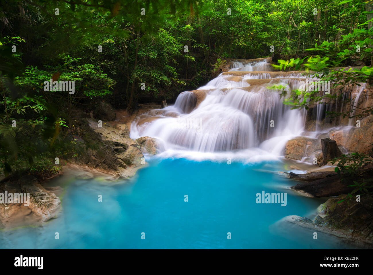 Chute d'eau d'Erawan en Thaïlande est de localiser en Provience de Kanchanaburi. Cette cascade est dans le parc national d'Erawan à l'intérieur de la forêt. Le niveau 1 de tous les 7. Banque D'Images