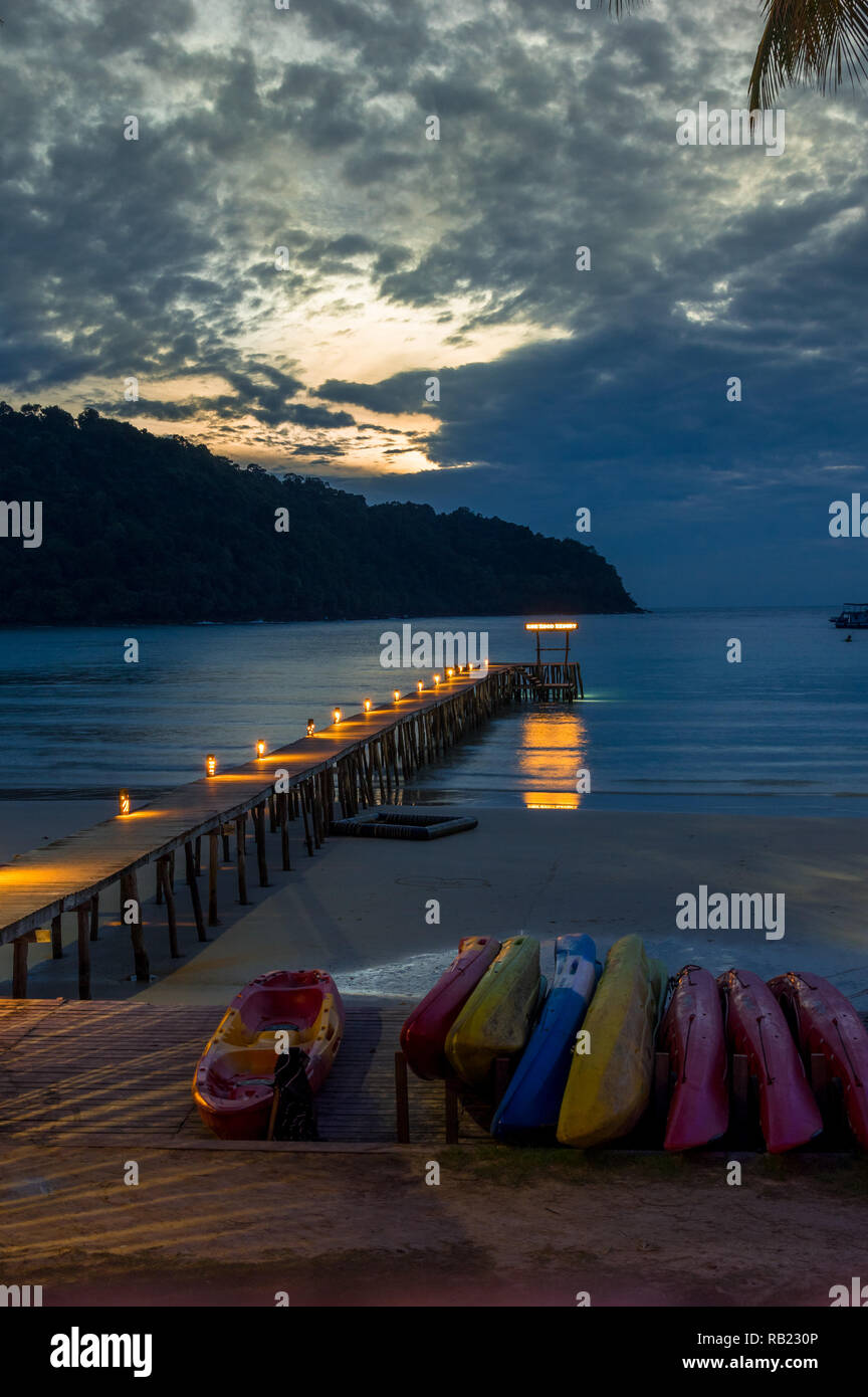 Vue du coucher de jetée à Koh Khut island, Thaïlande Banque D'Images