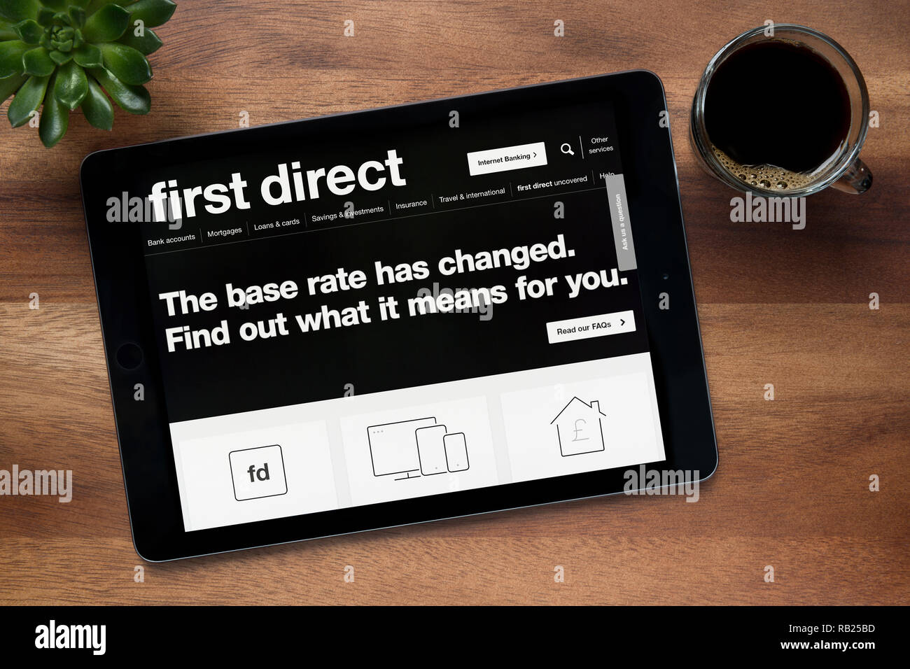 Le site internet de premier Direct est vu sur une tablette iPad, sur une table en bois avec une machine à expresso et d'une plante (usage éditorial uniquement). Banque D'Images